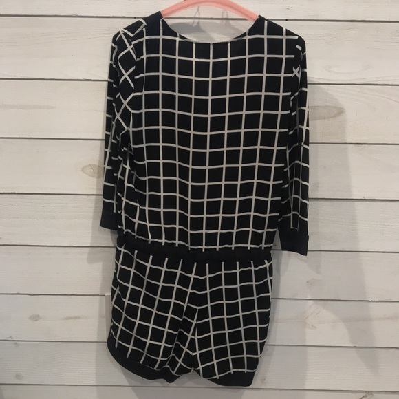 Francesca‘s one piece shorts romper, 3/4 sleeve, b&w checkered, size small - Picture 4 of 5